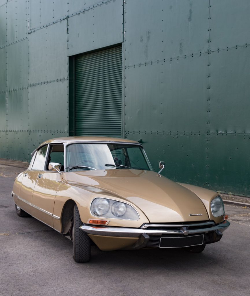 Classic Citroen Ds Gains An Electric Heart Thanks To Uk Based Electrogenic Carscoops 7112