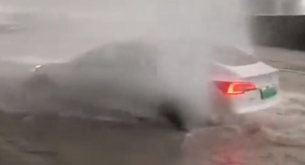  Chinese Tesla Owners Defy Common Sense, Go Driving Through Floods