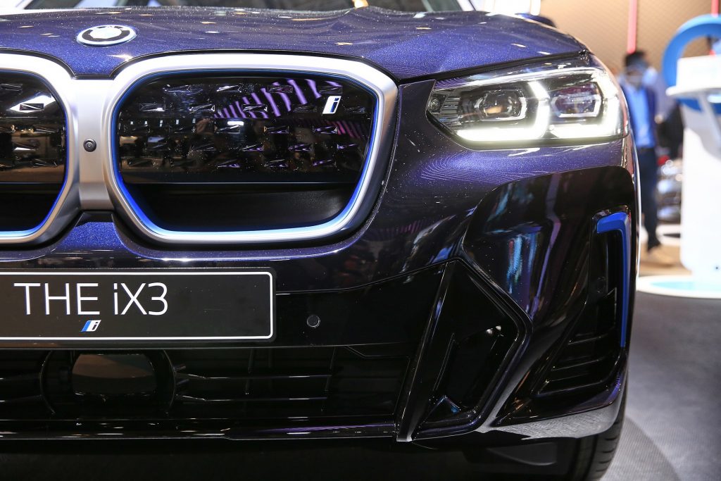 Facelifted 2022 BMW iX3 Swings By Munich For Its World Premiere | Carscoops