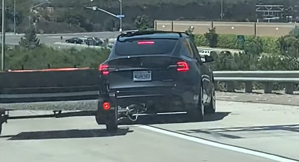  Tesla Model Y Driver Towing Trailer Loses Control While Driving Down The Highway