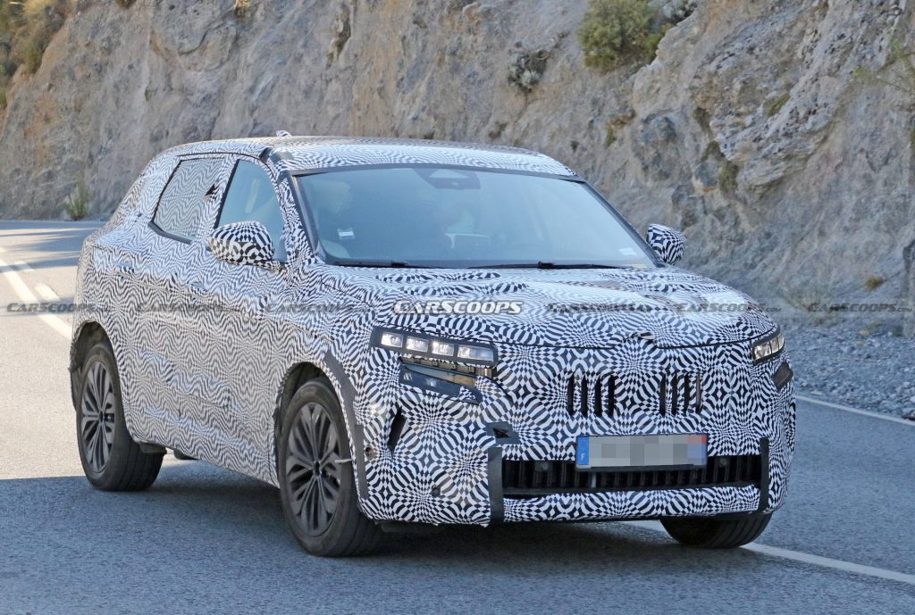 2022 Renault Kadjar Shows Off Massive Infotainment System In Latest Spy ...