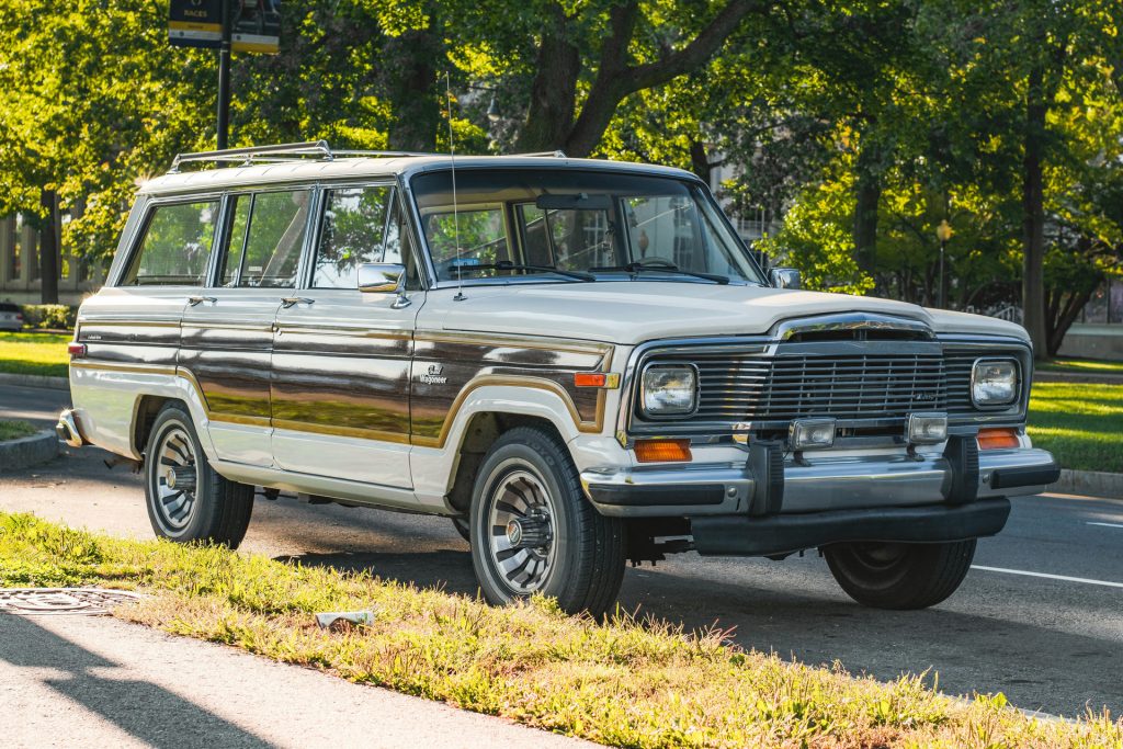 1984 Jeep Grand Wagoneer In Great Condition Is The Perfect Retro Suv Carscoops 5690