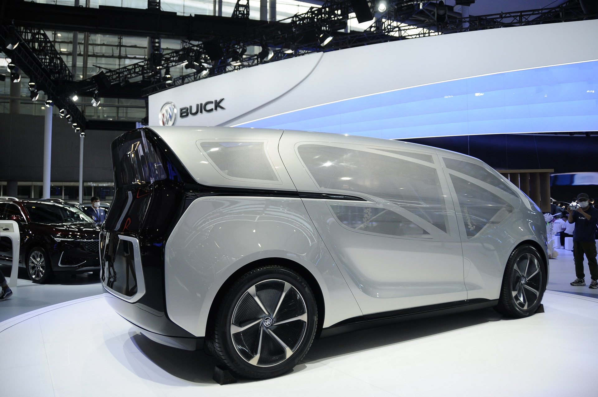 Buick Smart Pod Is A Futuristic Luxury Minivan Concept That Couldve Been Designed By Porsche 0493