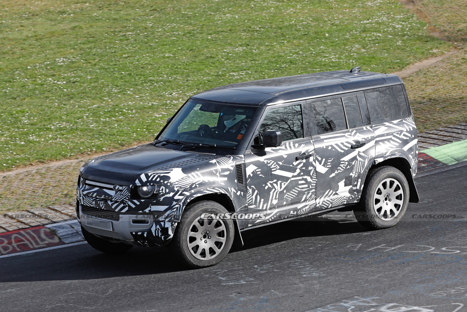 Wild Land Rover Defender SVX / SVR V8 Spied Flexing Its Muscles On The ...