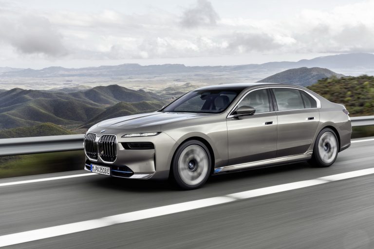 2023 BMW i7 xDrive60 Is First Ever Electric 7-Series, Has 300-Mile ...