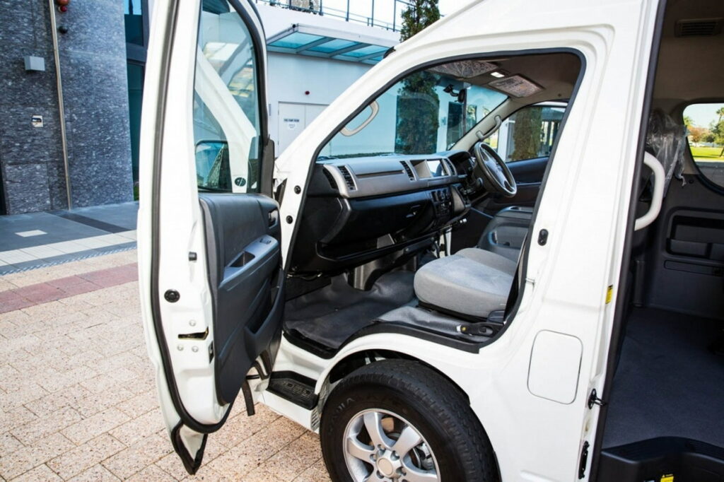 Joylong E6 Is A Previous-Gen Toyota HiAce Rip-Off With An Electric ...