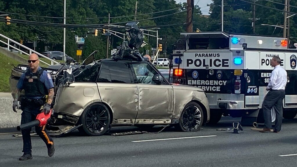 Brand New 2023 Range Rover Decapitated After Falling Off Car Carrier ...