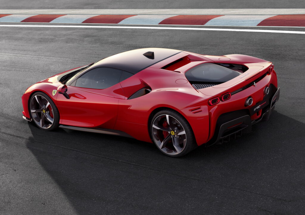     Ferrari ordonne aux propriétaires de SF90 de cesser de conduire des hypercars jusqu'à ce que la fuite d'huile soit réparée