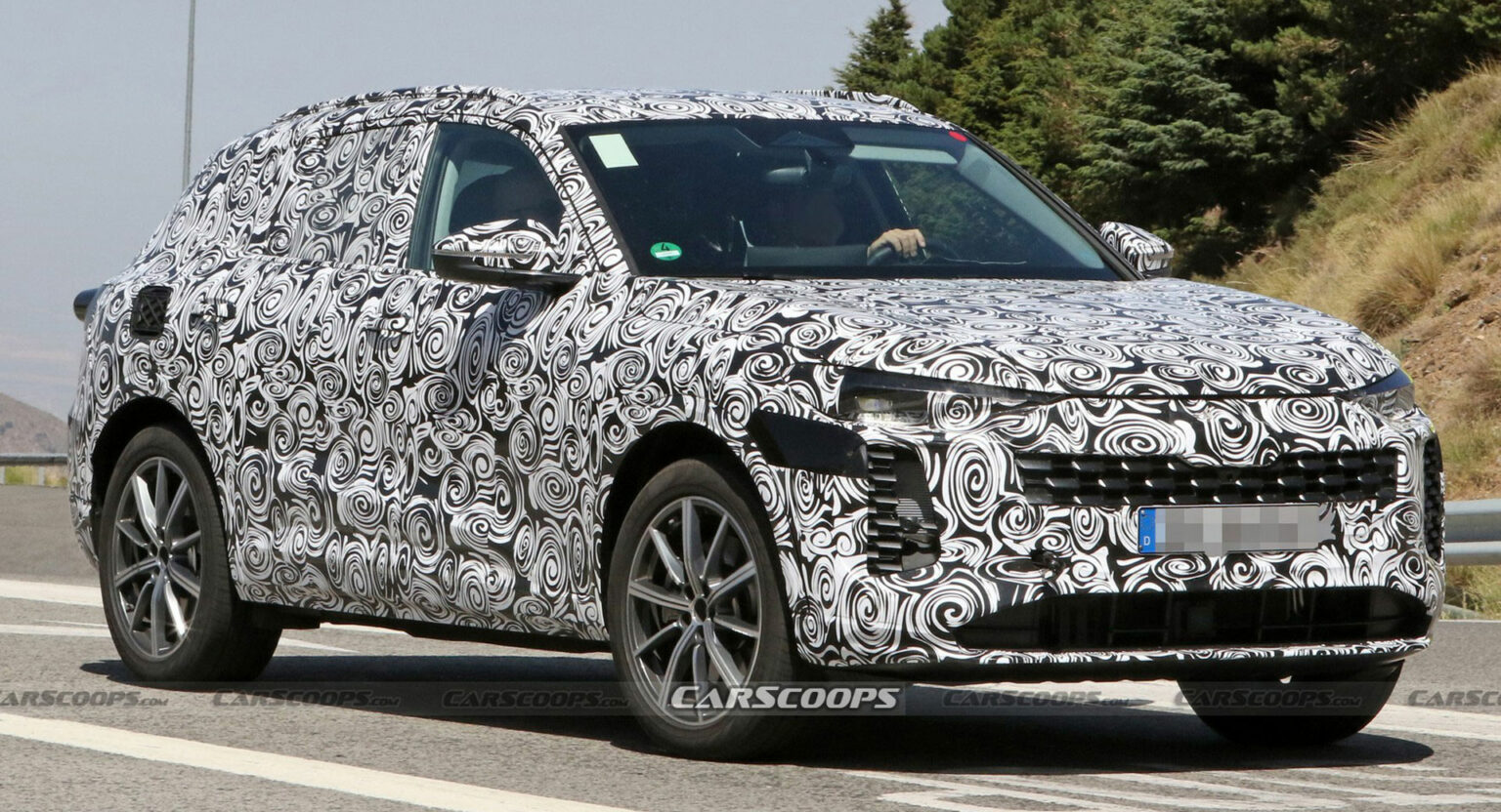 2025 Audi SQ5 Flaunts Its New Design And FourTailpipe Exhaust System