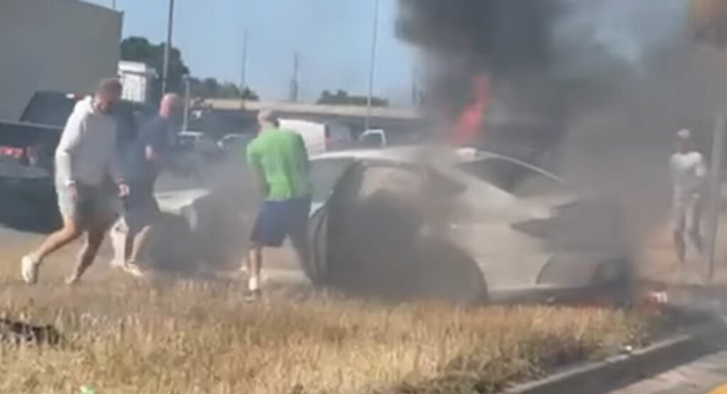  Good Samaritans Pull Driver From Burning Acura In The Nick Of Time