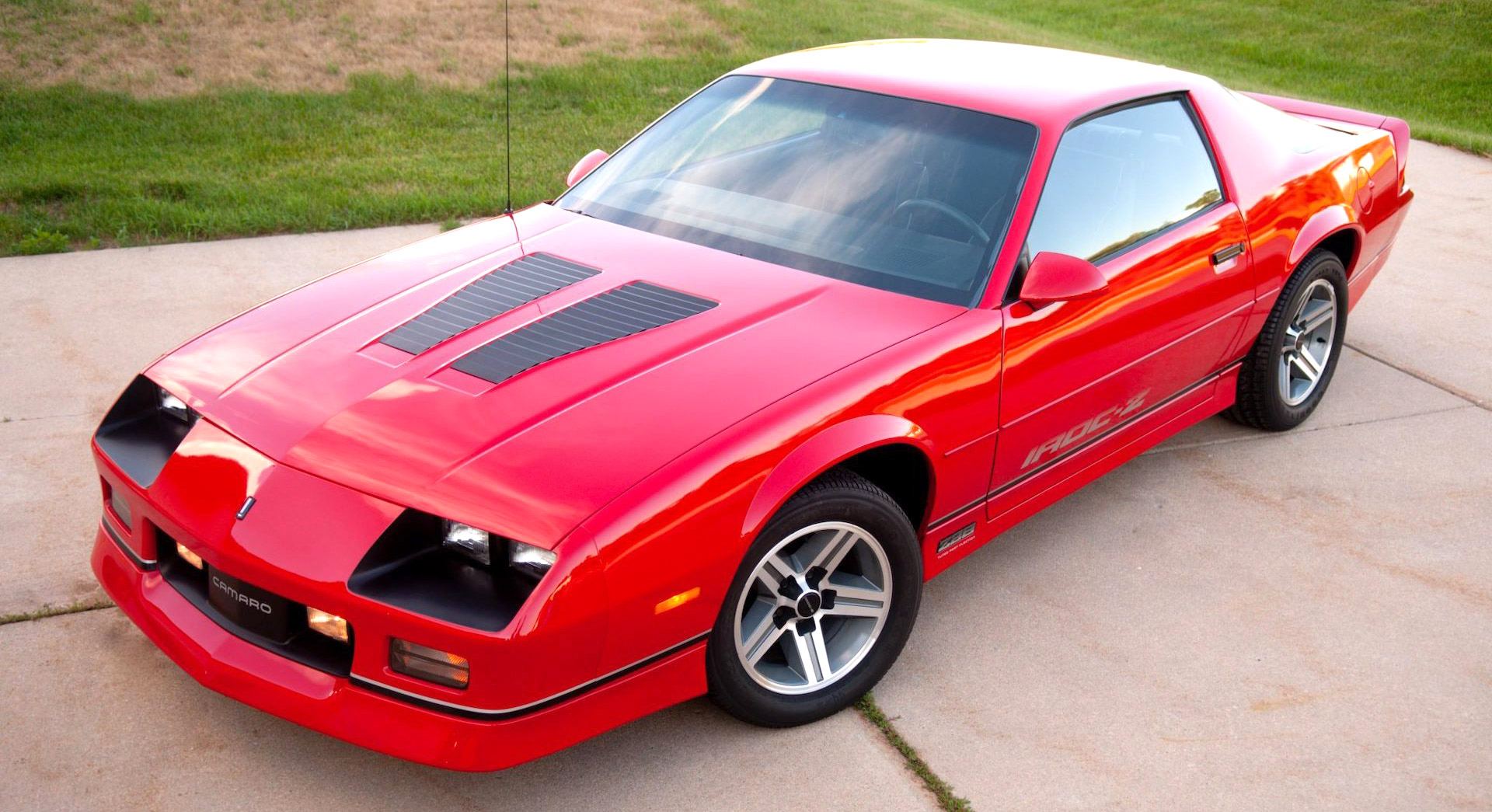 This 569-Mile 1987 Chevrolet Camaro IROC-Z Costs As Much As A Brand New  Camaro ZL1 | Carscoops