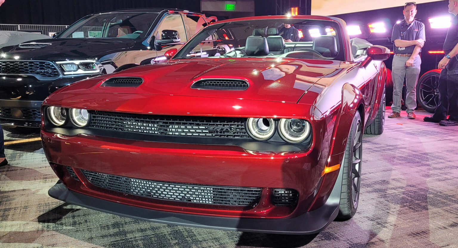 Unlicensed Dodge Challenger Hellcat Driver Running Away From Police ...