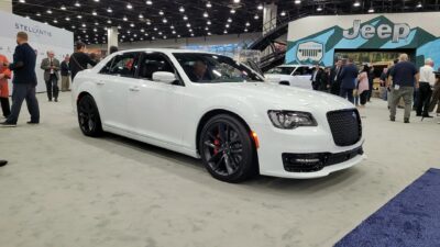 2023 Chrysler 300C Is A Rowdy 6.4-liter HEMI V8 Farewell To An American ...