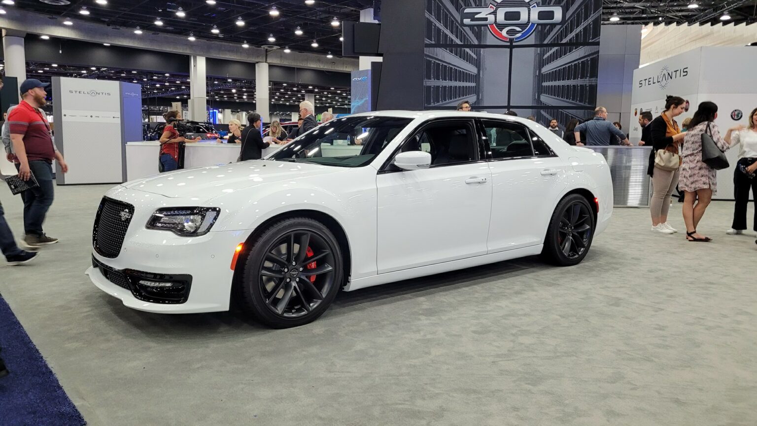 2023 Chrysler 300C Is A Rowdy 6.4-liter HEMI V8 Farewell To An American ...