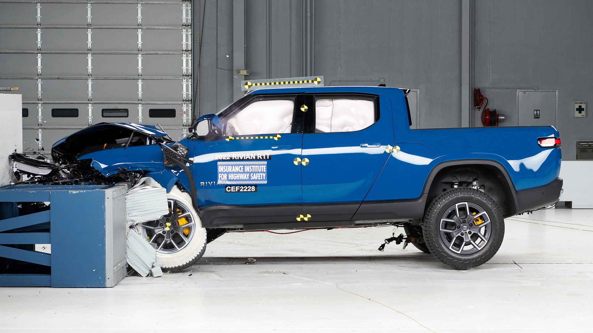 2023 Rivian R1T Electric Pickup Truck Aces Its First IIHS Crash Test ...