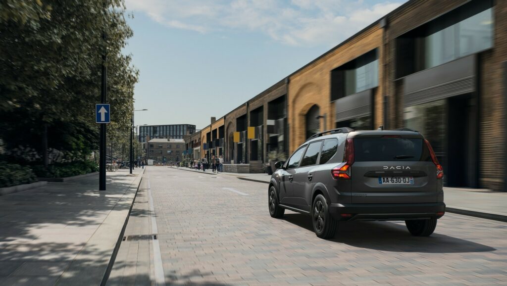 Avec le Jogger, Dacia invente le van hybride low-cost