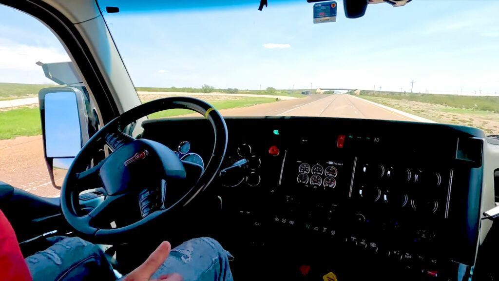  Watch How A Self-Driving Truck Reacts To A Catastrophic Tire Blowout