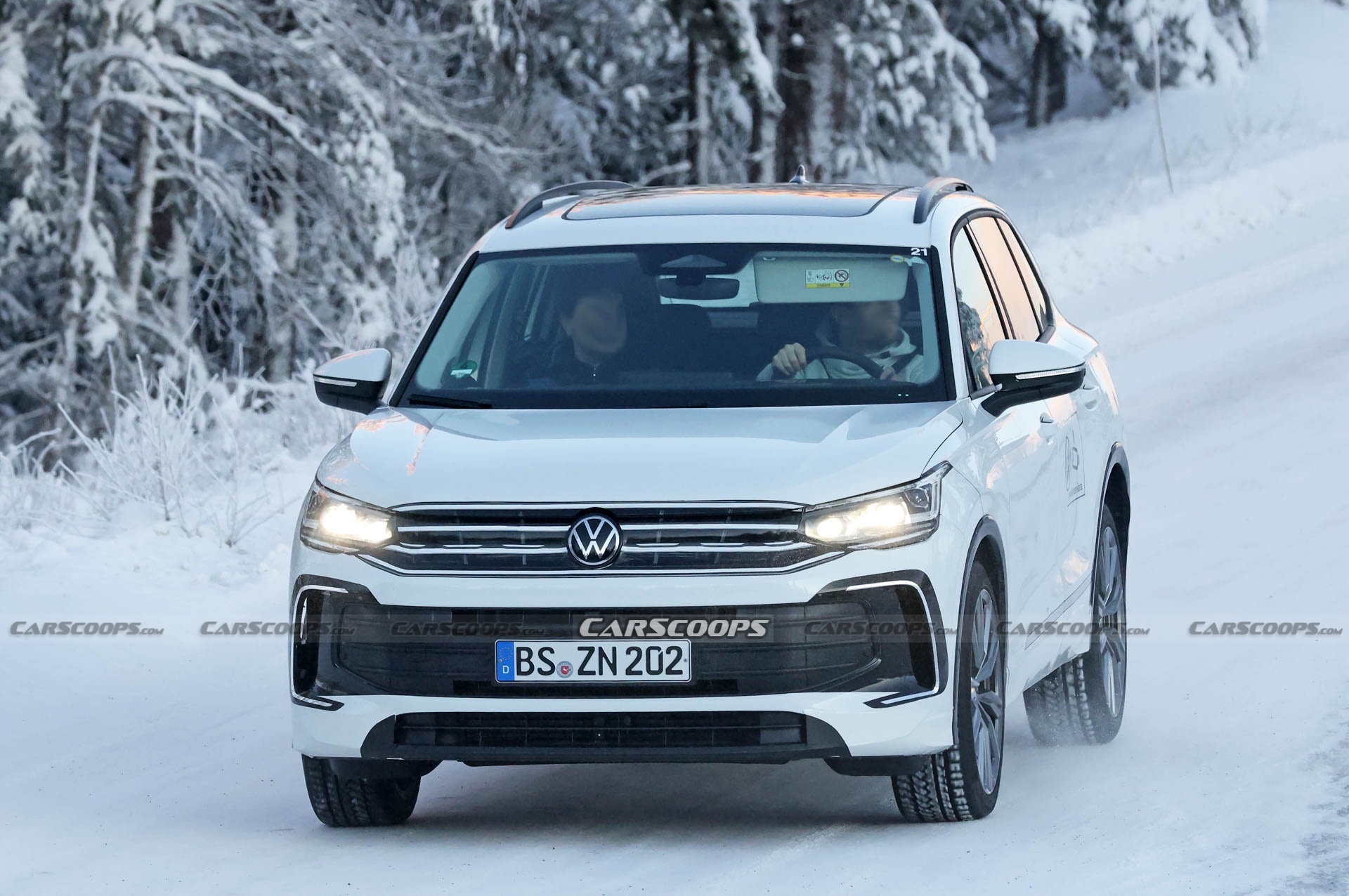 2024 Volkswagen Tiguan Prototype Tries To Blend In With The Snow, Fails ...