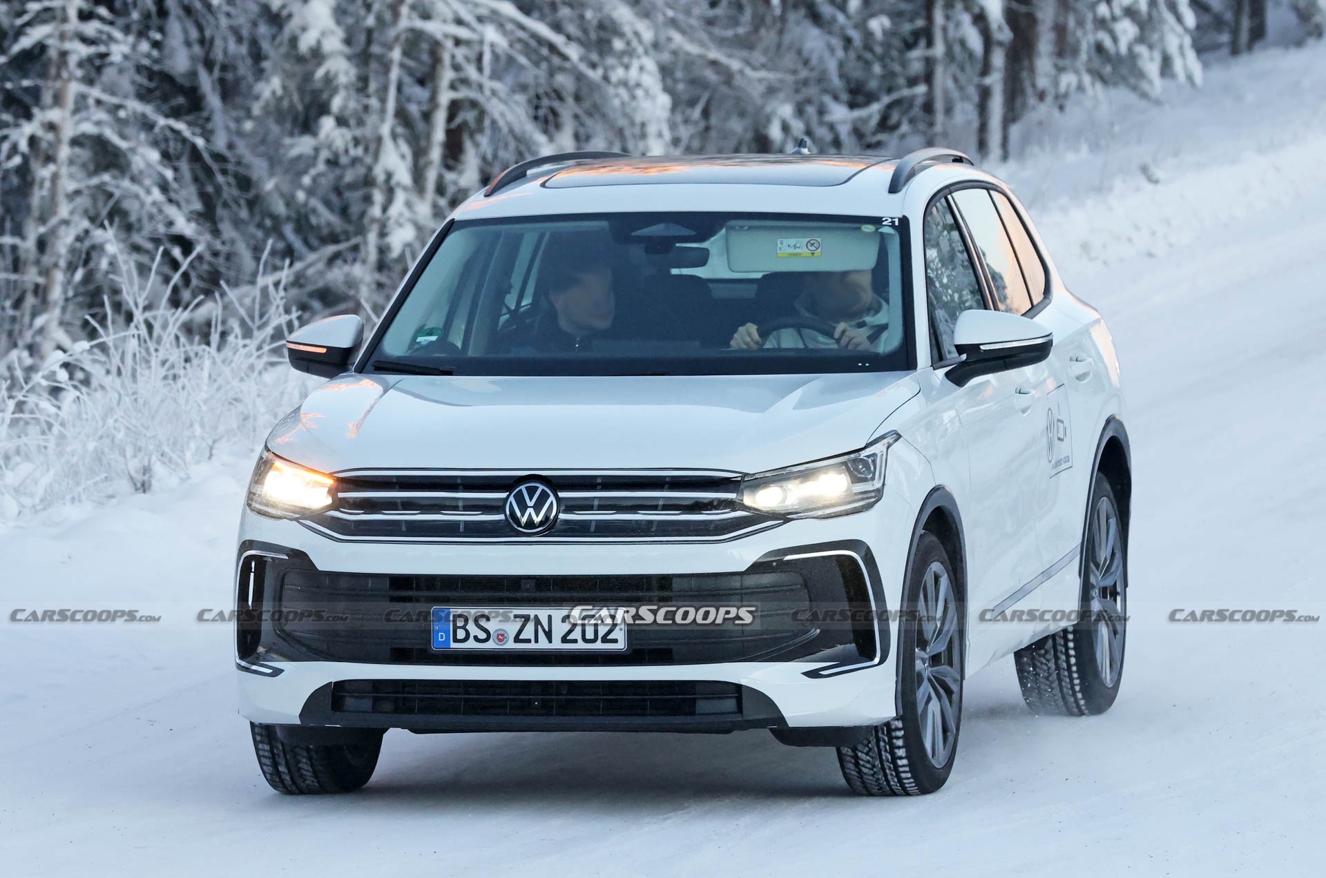 2024 Volkswagen Tiguan Prototype Tries To Blend In With The Snow, Fails