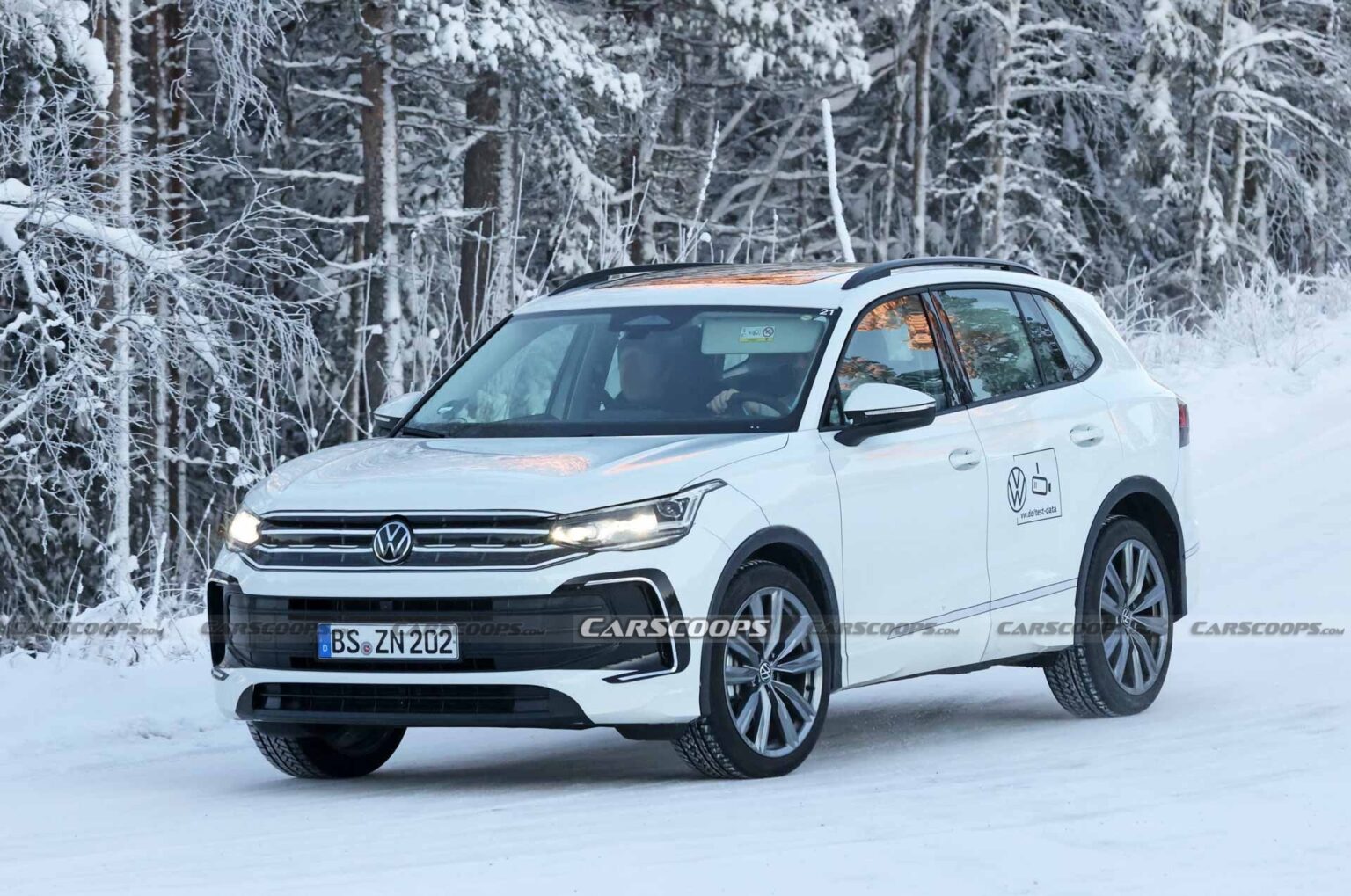 2024 Volkswagen Tiguan Prototype Tries To Blend In With The Snow, Fails ...