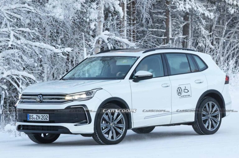 2024 Volkswagen Tiguan Prototype Tries To Blend In With The Snow, Fails ...