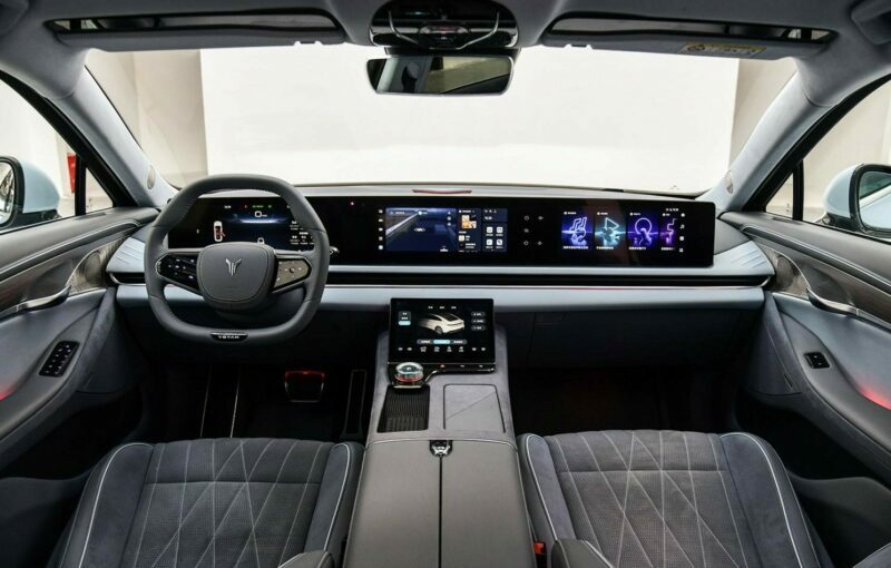 Voyah Zhuiguang Is A Luxurious Electric Sedan From China With 510 HP ...