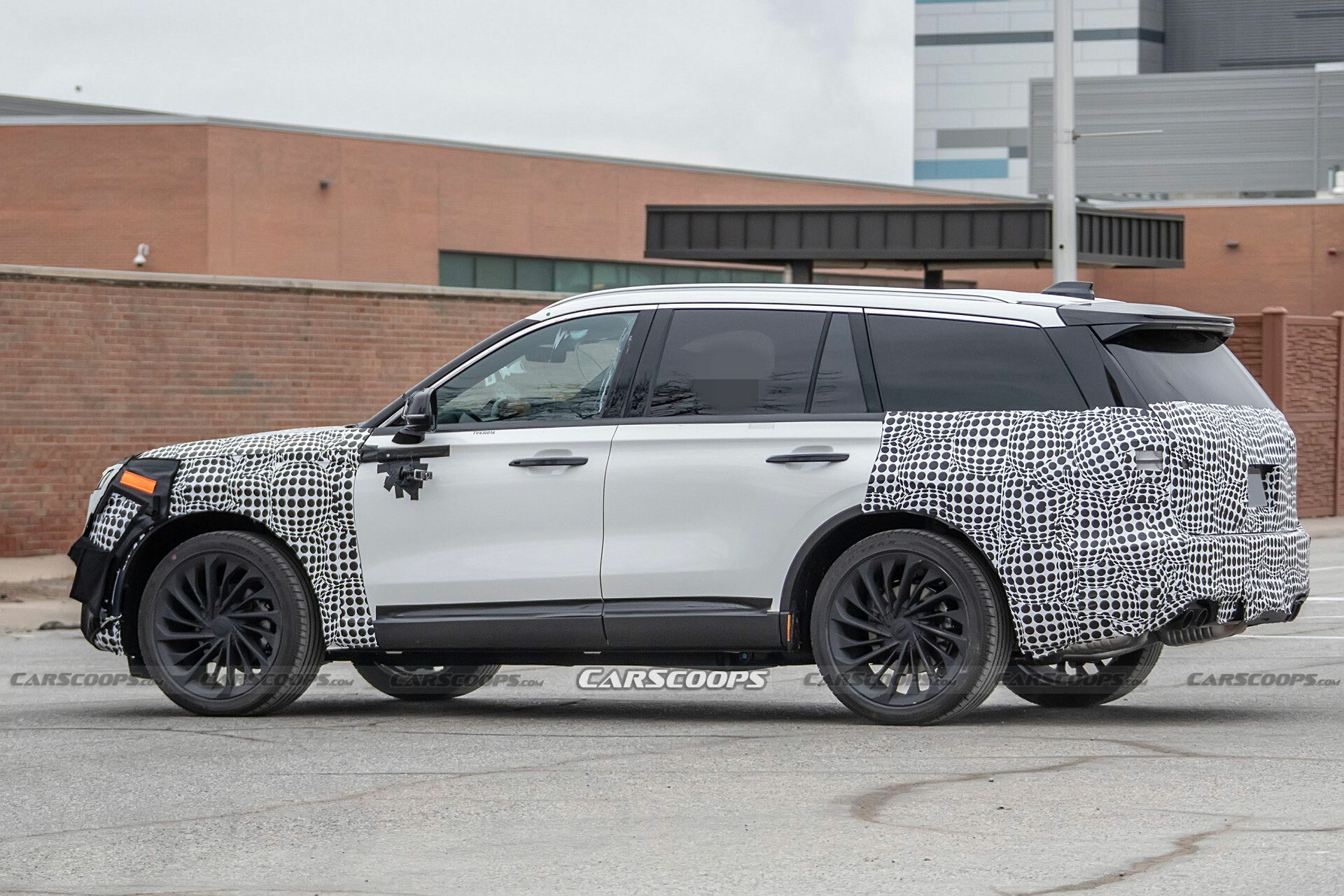 Lincoln’s First EV Could Debut In 2025 As A ThreeRow Crossover Carscoops