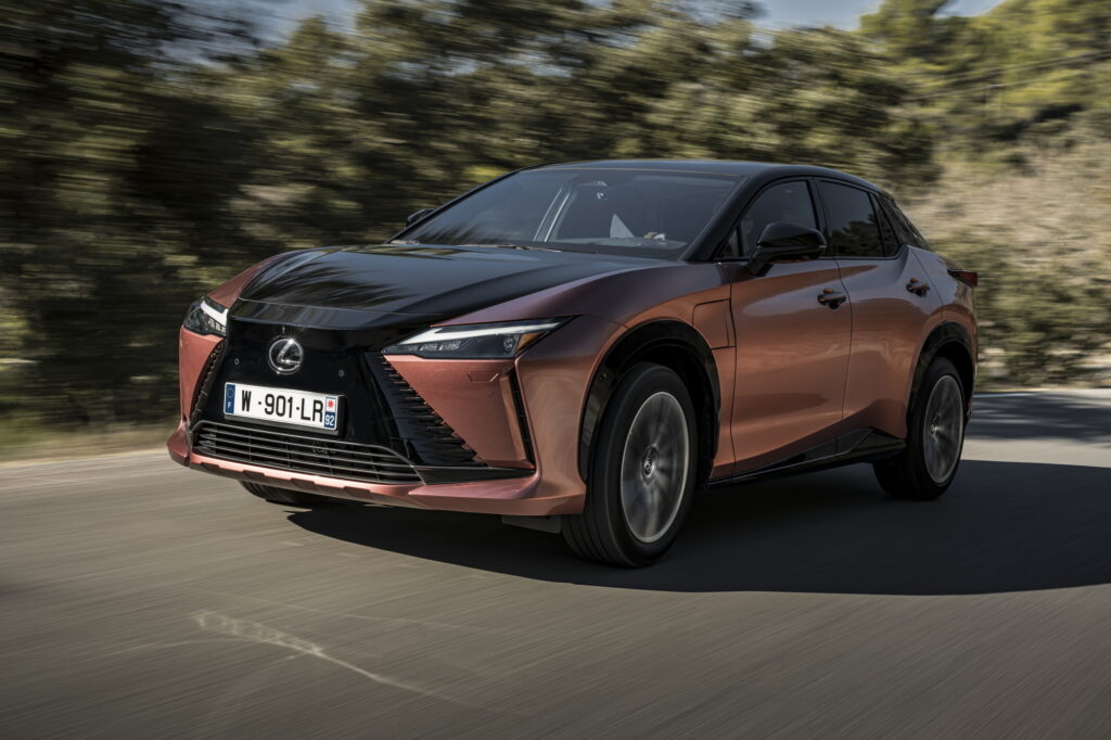    La boîte manuelle à six vitesses de Toyota pour véhicules électriques ressemble à la vraie chose, disent les testeurs