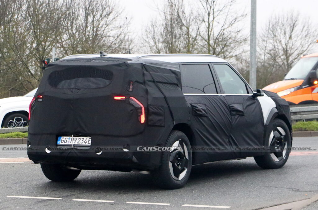 2024 Kia EV9 Spotted With Production Lights And Concept-Like Design ...