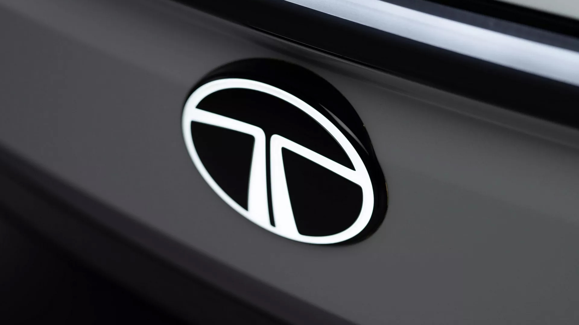 DELHI TRADERSS 3D TATA Chrome Plated Emblem Logo Decal for Car/SUV/Automobiles  : Amazon.in: Car & Motorbike
