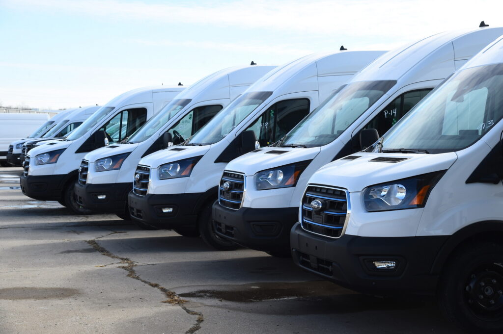     USPS déploie les premières bornes de recharge pour la flotte de Ford E-Transits et d'autres véhicules électriques