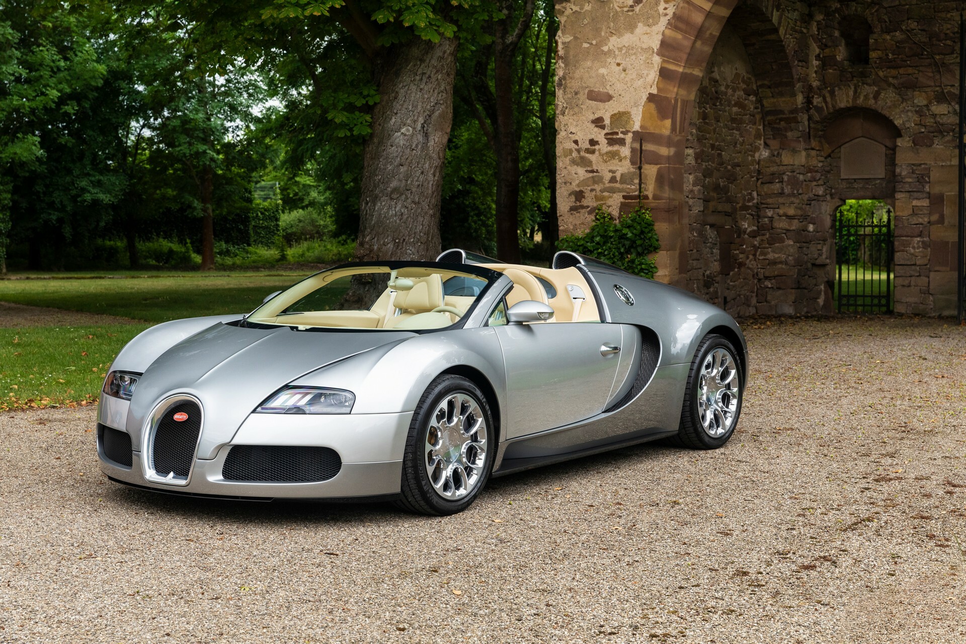 Bugatti Restores Veyron 16.4 Coupe And Grand Sport From Dubai | Carscoops