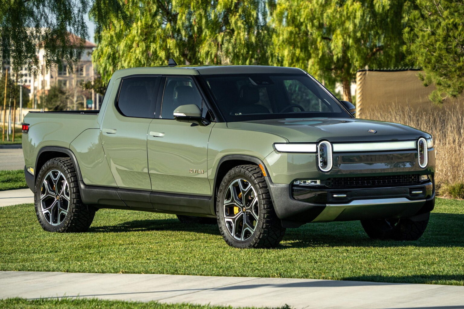 Rivian R1T With A Hidden Bed TV Is The Ultimate Tailgate Vehicle ...