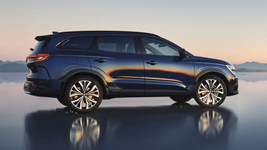 This is the new Renault Espace, and of course it's now an SUV