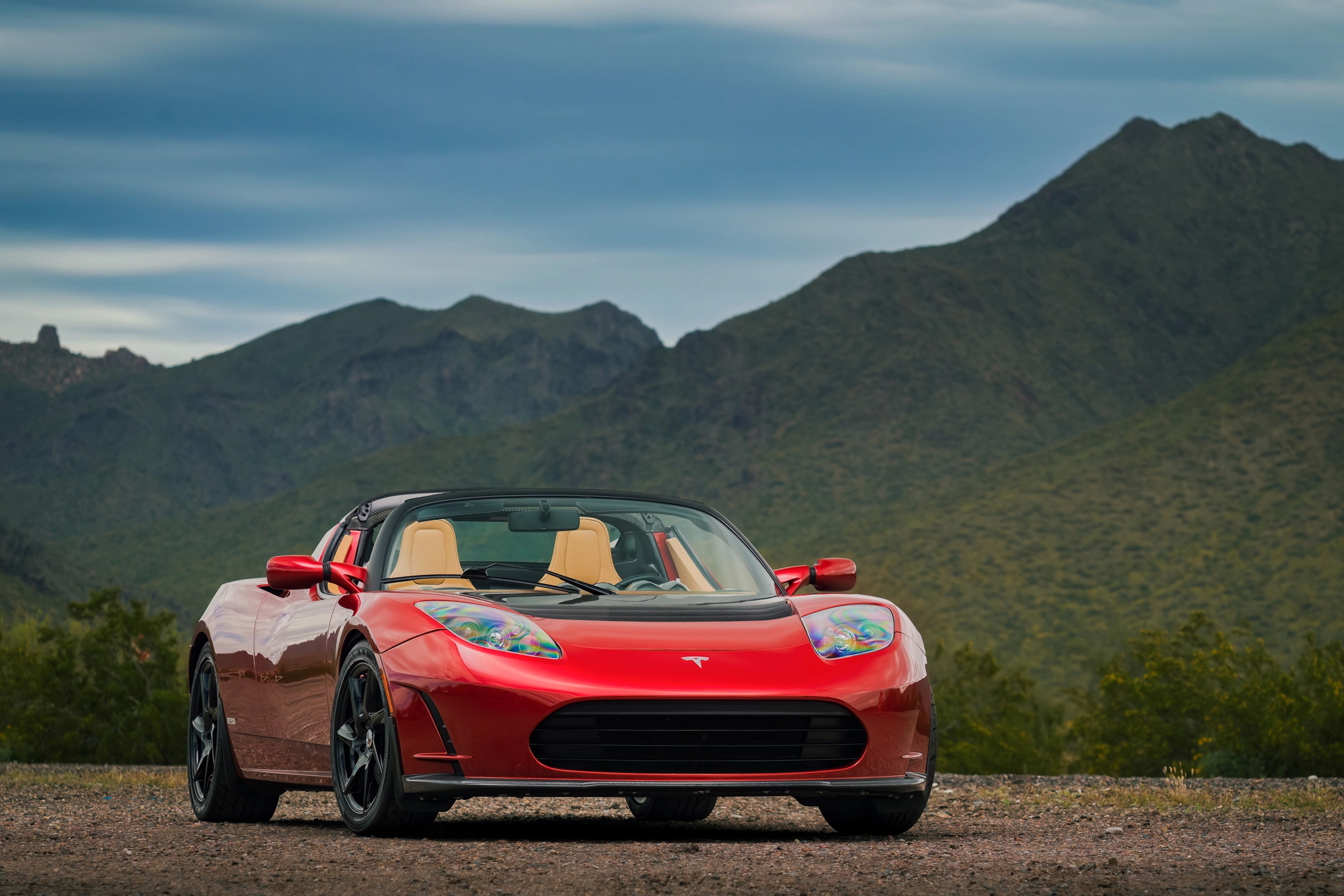 Красный Tesla Roadster