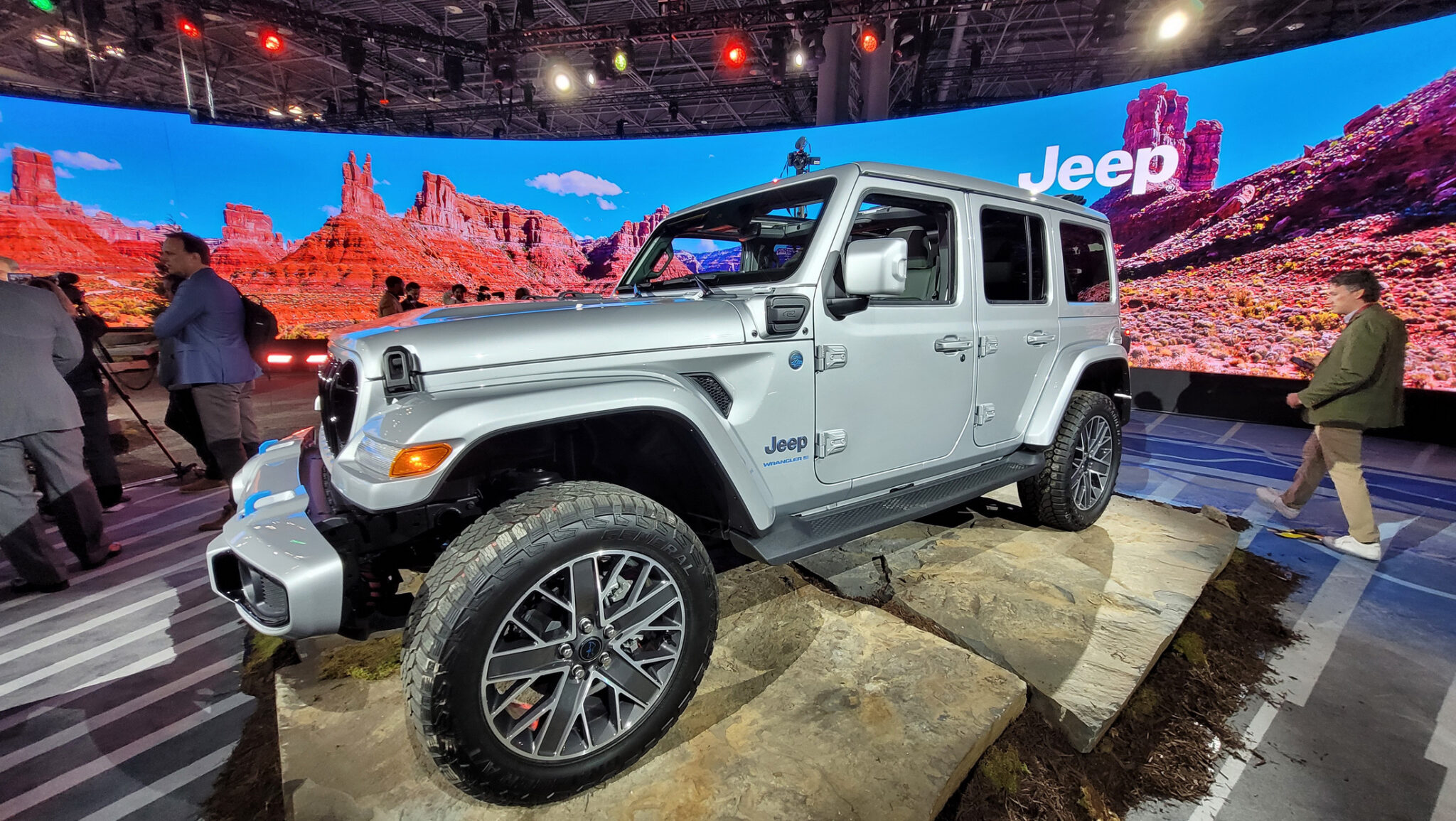 2024 Jeep Wrangler Gets A Divisive Face But A Welcome New Interior ...