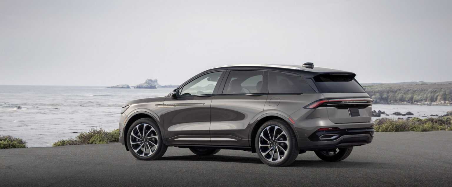 2024 Lincoln Nautilus Combines 48-Inch Display With Available Hybrid ...