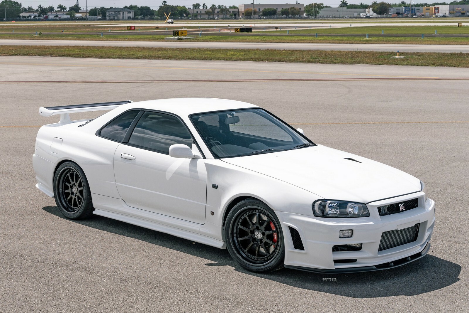 This Nissan Skyline Gt R V Spec Ii Looks Just About Perfect Carscoops 1561