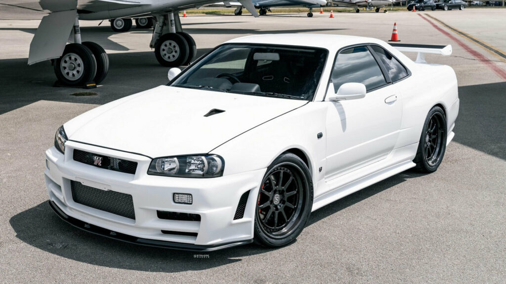 R34 Nissan Skyline GT-R VSpec - Everything Inside and Out