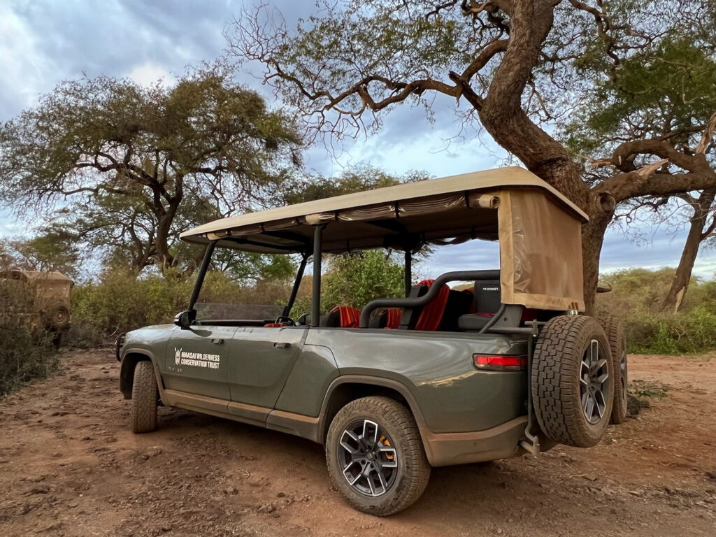   Le Pick-Up Électrique Rivian R1T Converti En Véhicule De Safari En Plein Air En Afrique