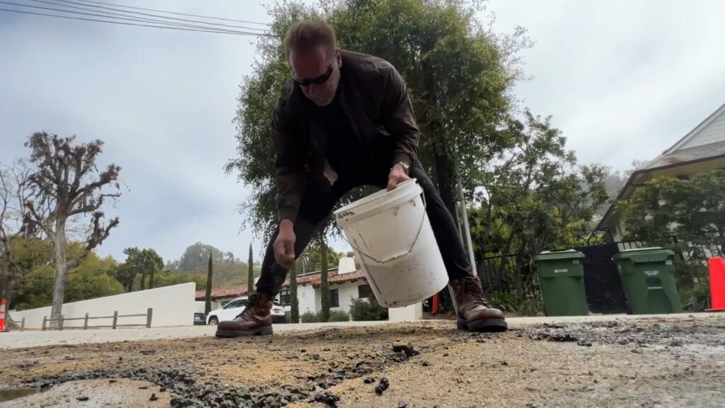  Arnold Schwarzenegger Fixes LA Street Pothole After Waiting 3 Weeks For Repairs