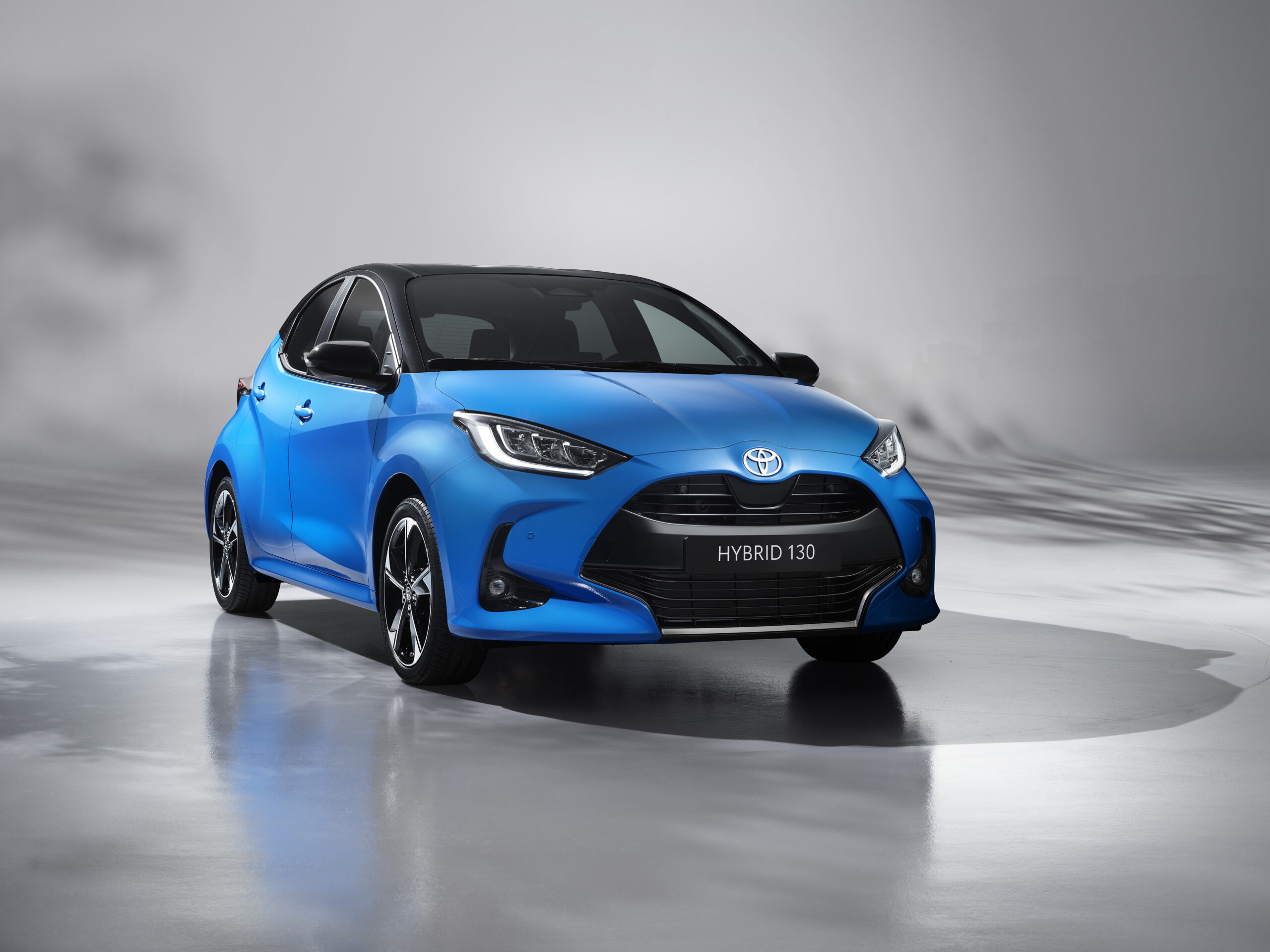 Toyota Yaris Hybrid 2020 белая