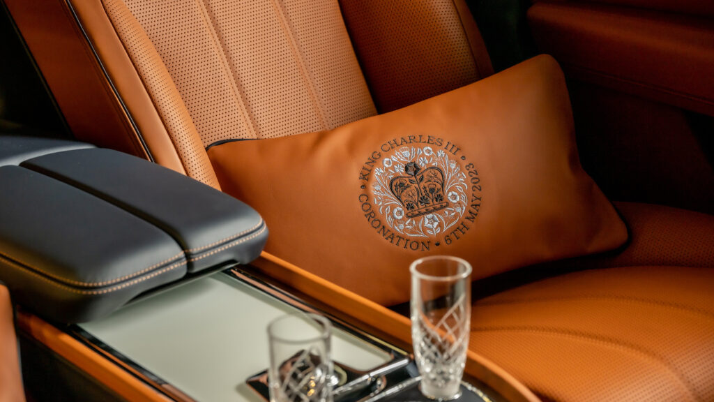   Cojines de cabina de edición limitada de Bentley Crafts que celebran la coronación del rey Carlos III para Press Fleet