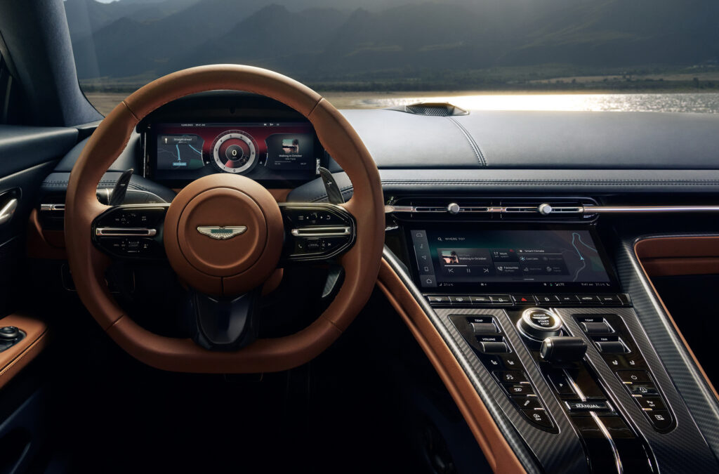     Aston Martin fait allusion aux débuts de la Vantage au début de l'année prochaine et le DBX aura un nouvel intérieur