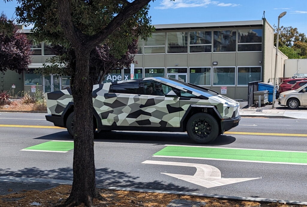 Tesla prueba Cybertruck con envoltura de camuflaje urbano