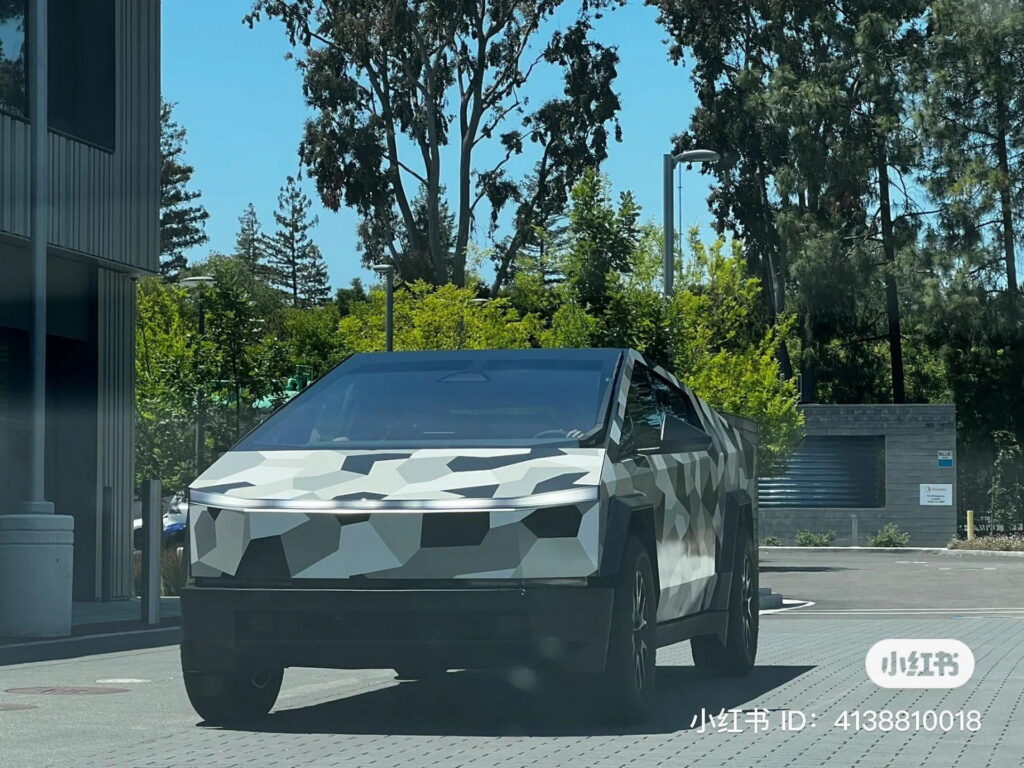 Tesla prueba Cybertruck con envoltura de camuflaje urbano