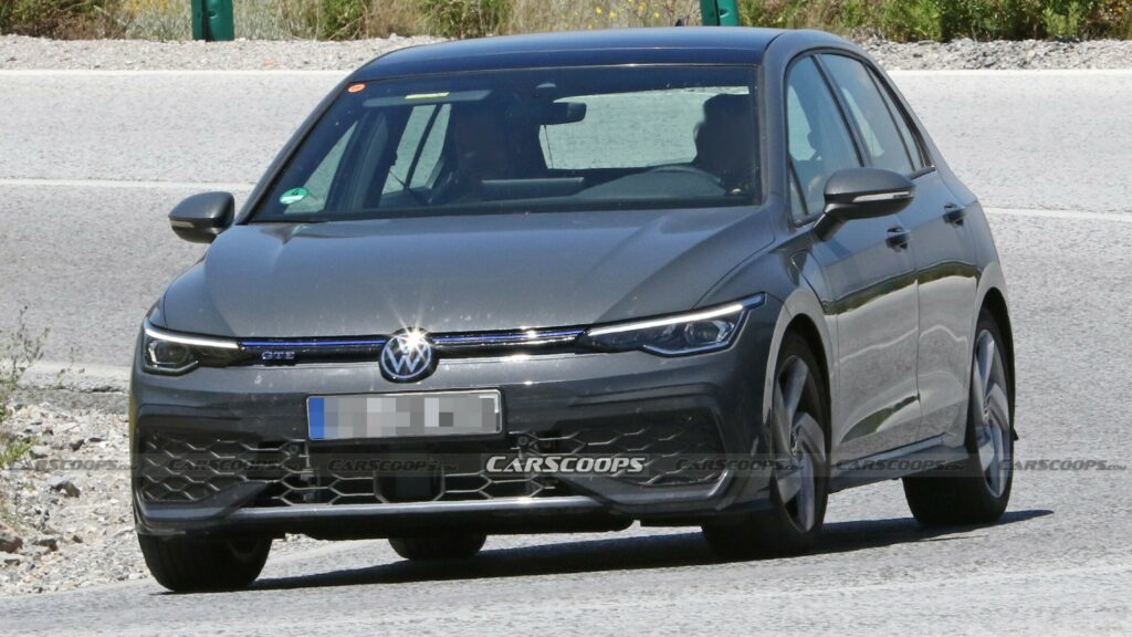  2025 VW Golf GTE Facelift Spied With Α Revised Bodykit