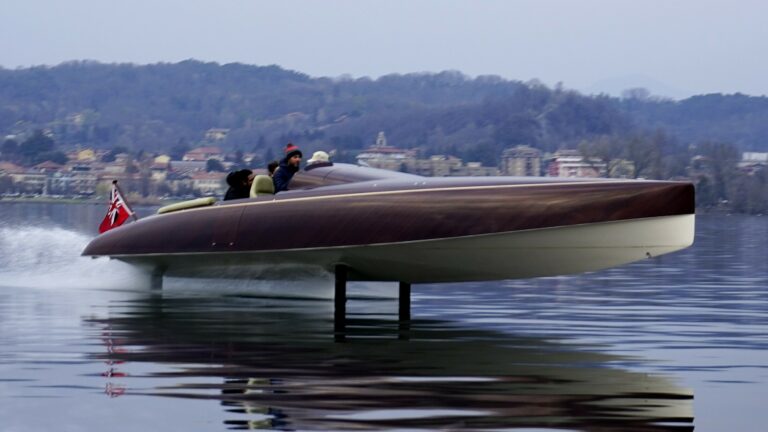 This Luxury Electric Flying Boat Is The First Of Its Kind To Offer 100 ...