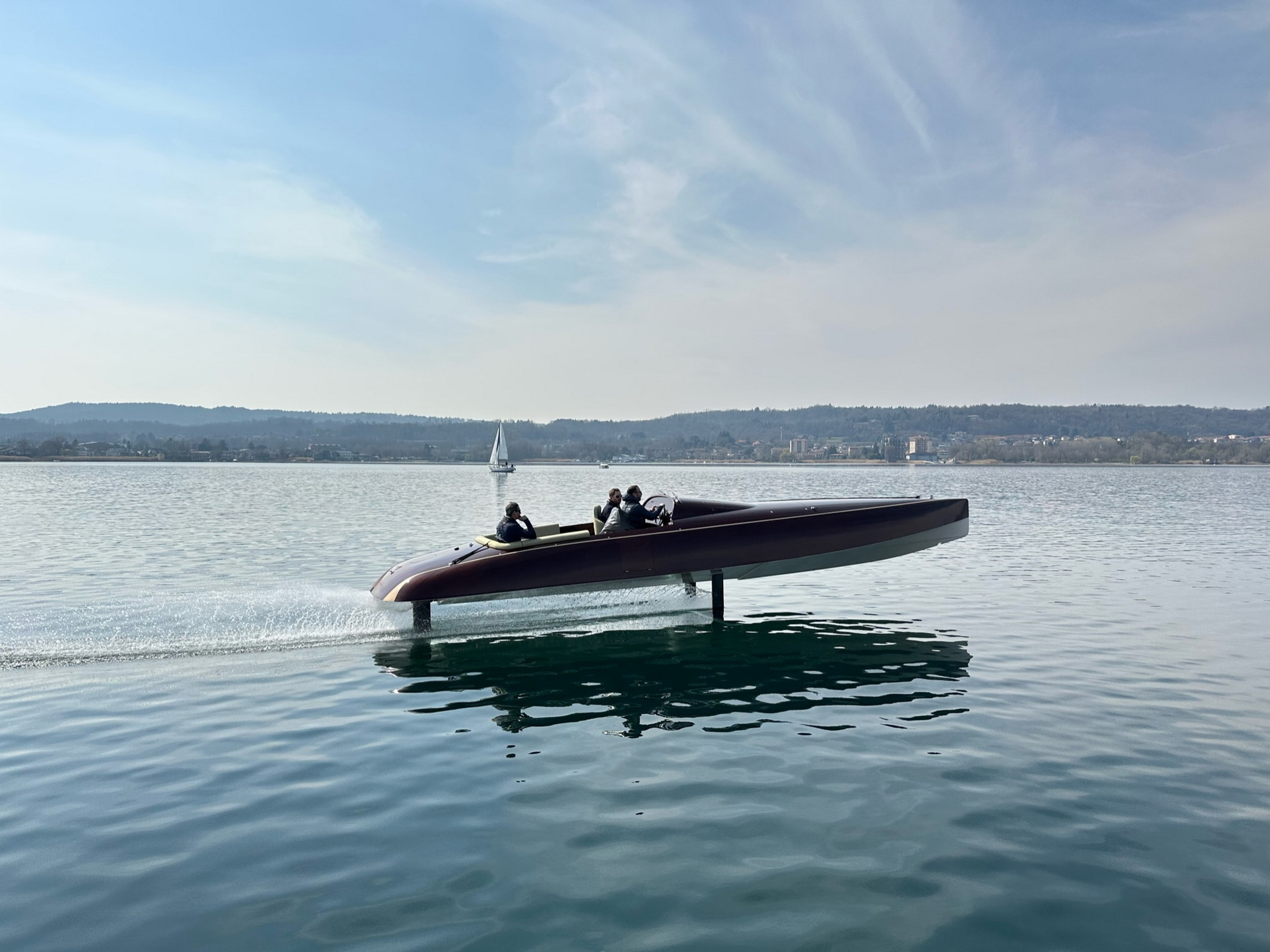 This Luxury Electric Flying Boat Is The First Of Its Kind To Offer 100 ...