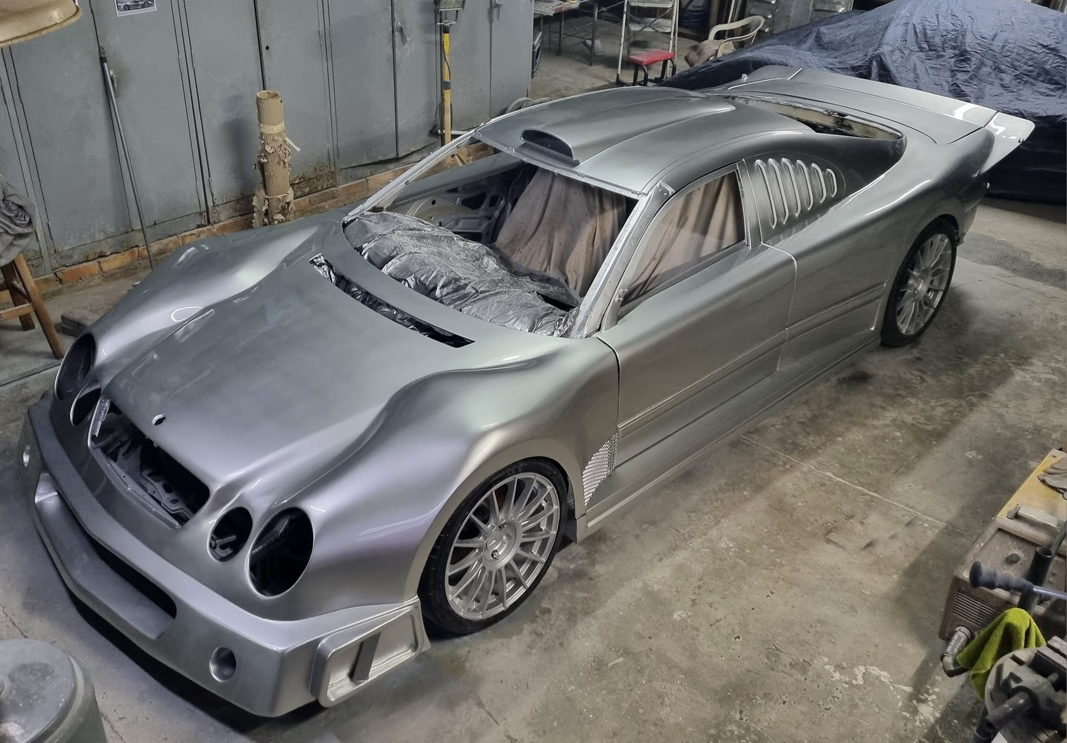 Построенная реплика. Mercedes CLK GTR. Replica Mercedes CLK GTR. Мастер изготавливает копии. Классических машин.